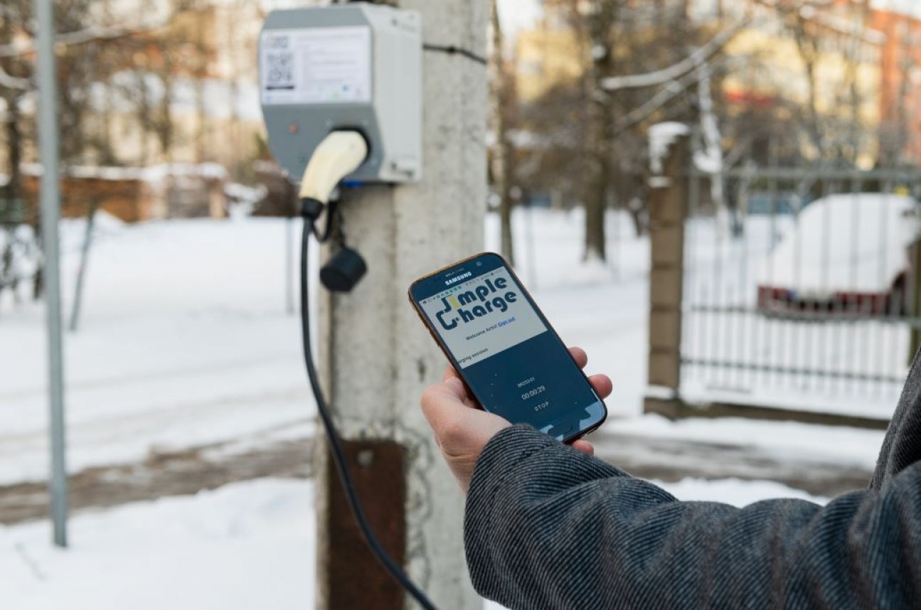 Riga supports testing of electric car charging stations at Ķīpsala using street lighting poles