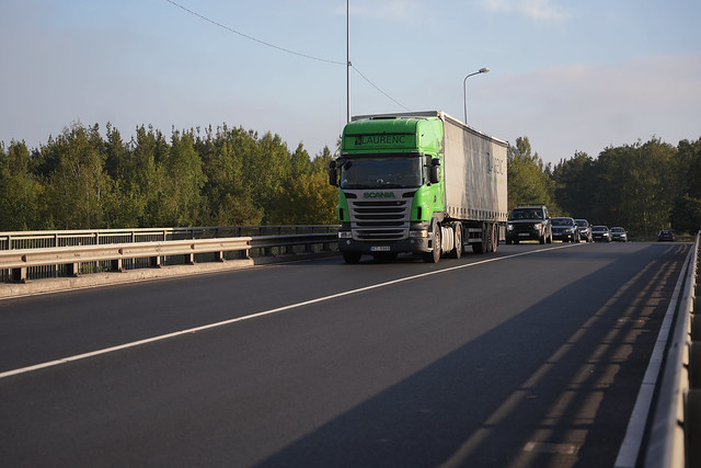 Detection of Cargo Vehicle Tire Overload and Overheating Using Real-Time Video Analytics