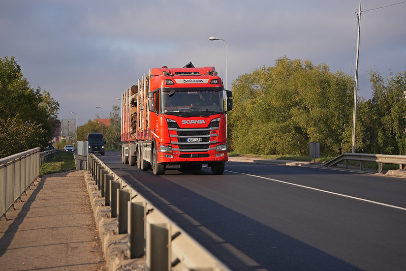 Detection of Cargo Vehicle Tire Overload and Overheating Using Video Analytics