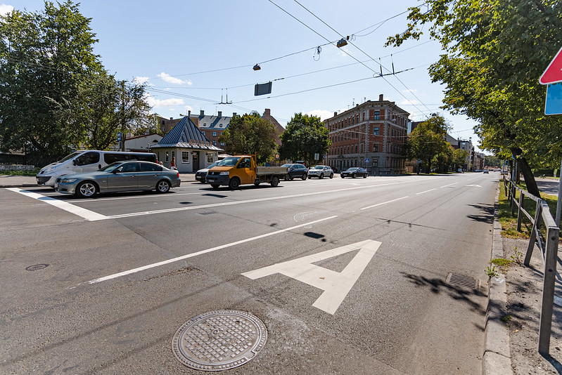 GPS-Based Monitoring and Optimization of Public Transport Lanes and Green Wave Efficiency